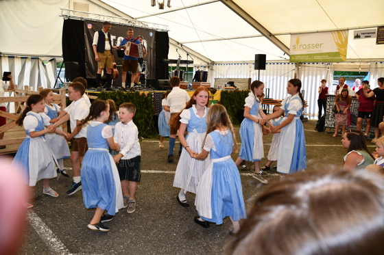 Auftanz der Kinder- und Volkstanzgruppe D`Staffbuam