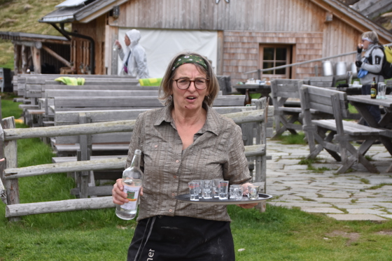 eine seltene Geste - Millstätter Hüttenwirtin spendiert Schnaps