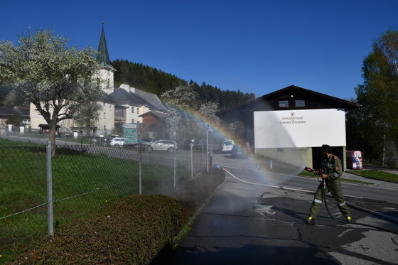 wie man aus einen Wasserstrahl einen Regenbogen zusammen bringt...