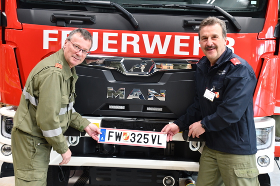 es ist soweit - TLFA 3000 geht in den Besitz der FF Stockenboi &uuml;ber
