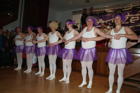Sänger üben sich im Ballett