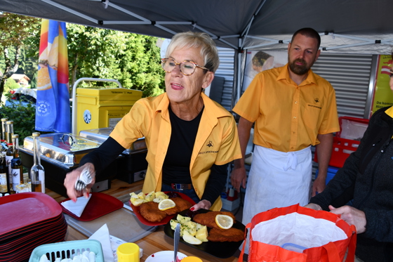 Bienenzuchtverein hatte am Vortag beim Bauernmarkt Schlechtwetter - so wurde das restliche Essen bei Adeg Messner an den Mann/Frau gebracht