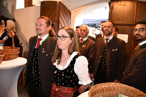 Einmarsch der SR Zlan unter Chorleiterin Katrin Laber-Winkler