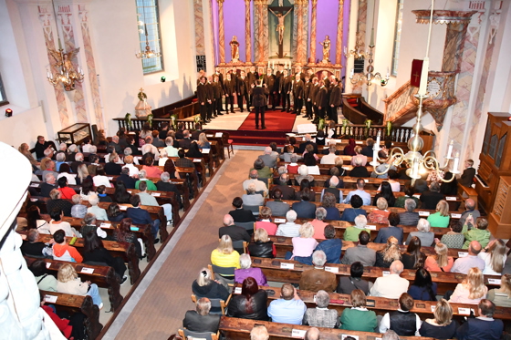 wie immer eine bis auf den letzten Platz gefüllte Zlaner Kirche