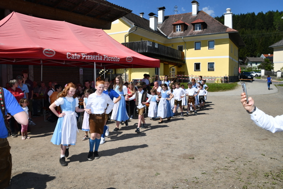 Auftanz der Jugendgruppe D`Staffbuam und Diand´ln