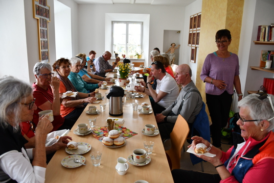 ...denn Erika verwöhnte uns mit Kaffee und Krapfen.