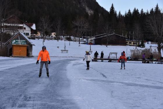 Fr Pfarrerin Andrea Mattioli mit Familie nützt die Gelegenheit zum Eislaufen