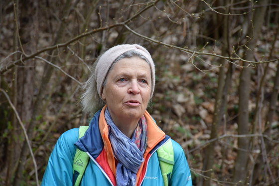 Wanderführerin Sigrid erklärt die Wanderroute