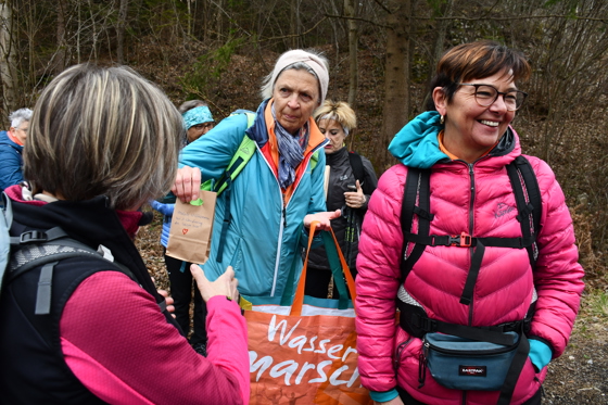 Wanderführerin Sigrid überraschte uns mit einer kleinen Aufmerksamkeit für alle Teilnehmer