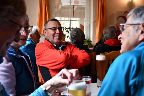 Wanderführerchef ist zufrieden - Einkehrschwung beim GH Radlerstopp in Unterschütt