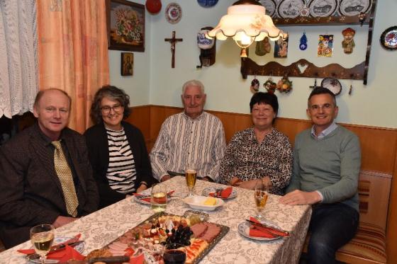 BGM Hans Jörg Kerschbaumer mit Gemeindevertretung gratuliert. Bei den Geburtstagsbesuchen haben wir liebe Verstärkung bekommen: Unsere neue evangelische Pfarrerin Fr Andrea Mattioli hat sich uns angeschlossen
