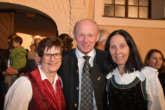 BGM Hans J&ouml;rg Kerschbaumer als Hahn im Korb - li: Chorleiterin Astrid Moser, re: Obfrau Thusnelda Poschinger