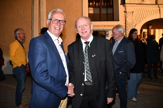 L-Pr&auml;s. a. D. Reinhart Rohr gratuliert BGM Hans J&ouml;rg Kerschbaumer nachtr&auml;glich zum 70 Geburtstag