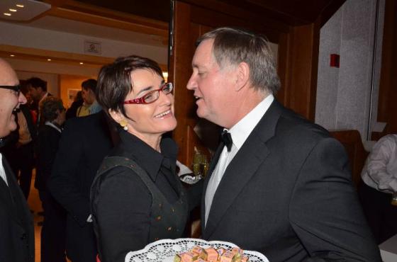 Erich Heilinger geniest es sichtlich, Frau LHstv Dr Beate Prettner mit einen Begr&uuml;sungsbussi willkommen zu hei&szlig;en