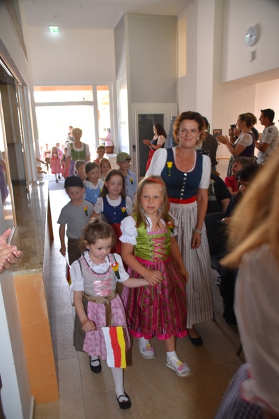 Einzug der Kindergartenkinder mit Tanten