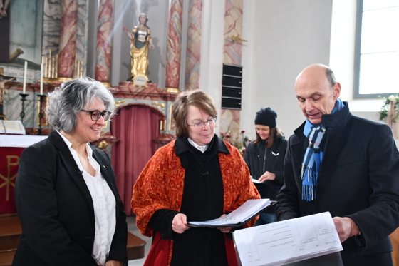 Vom ORF wurde die &Uuml;bertragung minuti&ouml;s geplamt - Drehbuch. Andrea Mattioli mit Bisch&ouml;fin Cornelia Richter liesen sich die einzelnen Stationen erkl&auml;ren.