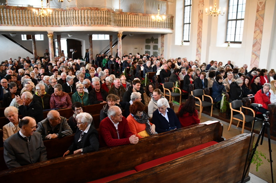 eine vollbesetzte Kirche