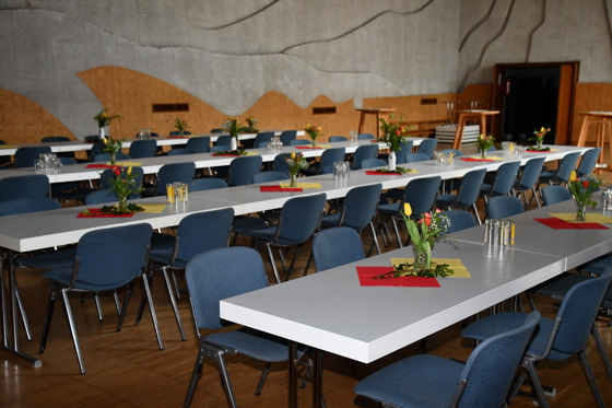 festlich geschmückter Saal