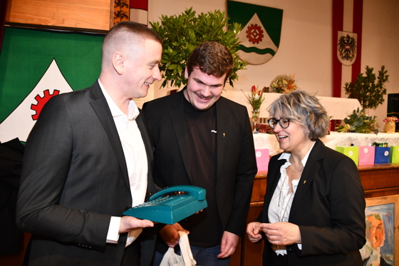 ein gr&uuml;nes Telefon als Geschenk