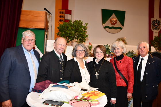 v.l.n.r.: 1 VzBgm Markus Ressi, BGM Hans J&ouml;rg Kerschbaumer, Superintendentin Andrea Mattioli, Bisch&ouml;fin Cornelia Richter, Superintendentialkuratorin Margarethe Prinz-B&uuml;chl, Pfr. Friedrich Meister