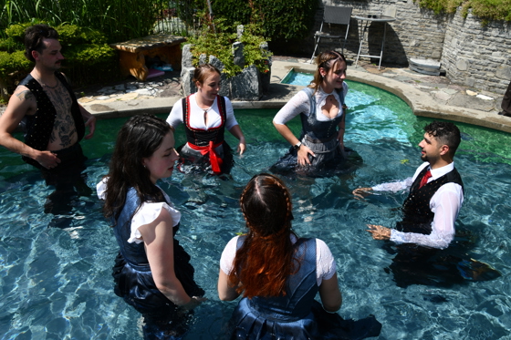 es wird gebadet