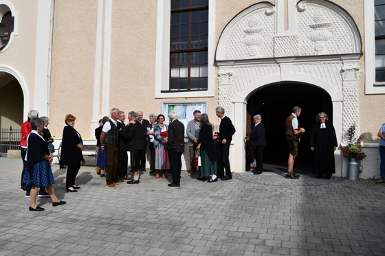 Abtuschen vor der Kirche