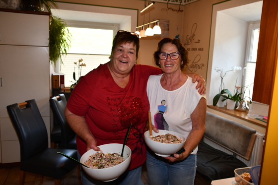 Karin Knaflitsch mit Nachbarin Caroline Strohmaier vlg Oberwinkler