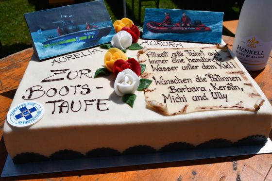 zur Bootstaufe gehört auch eine Torte...