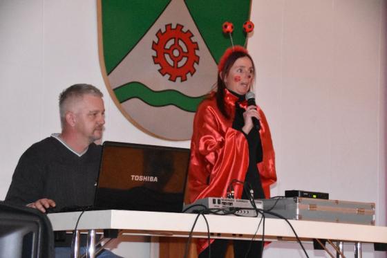 Elternvereinsobfrau Fr. Gasser begrüßt die liebevoll maskierten Kinderlein samt Eltern, für die Musik sorgte Markus Eder