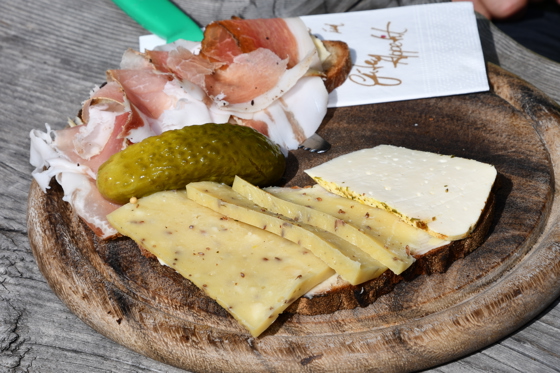 ...f&uuml;r die Verk&ouml;stigung der G&auml;ste