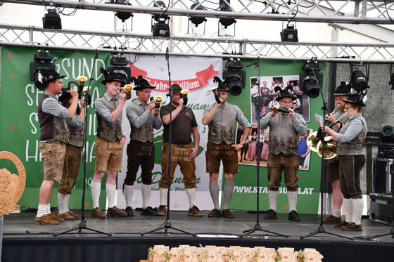 Er&ouml;ffneten das Festprogramm - Jagdhornbl&auml;sergruppe Stockenboi