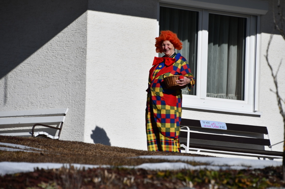 Rosemarie Bleier wartet schon auf den Faschingsumzug