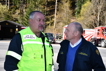 Einsatzleiter AFK Stv Alfred Amann im Gespräch mit BGM Hans Jörg Kerschbaumer