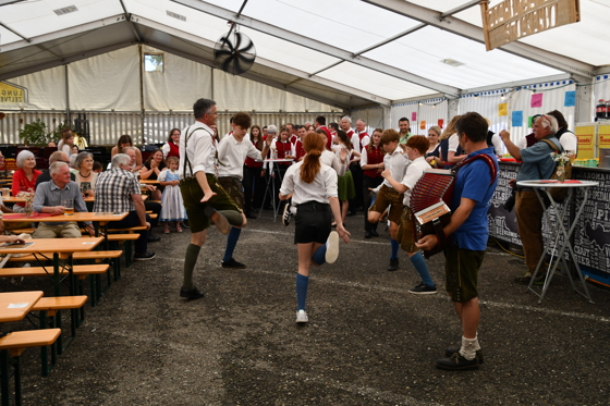 nach der Kirche geht es zum Festzelt am Weissensee
