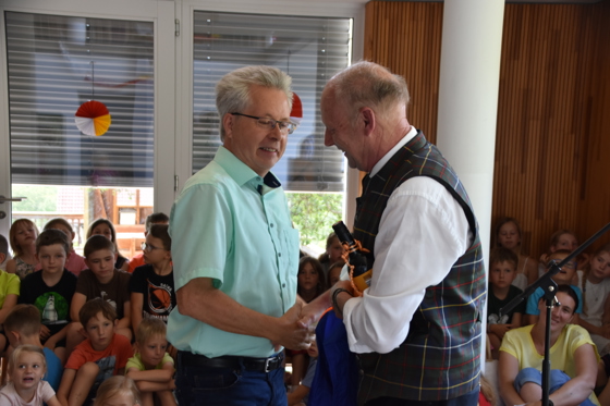 Bürgermeister Hans Jörg Kerschbaumer wünscht den Neo Pensionisten alles gute
