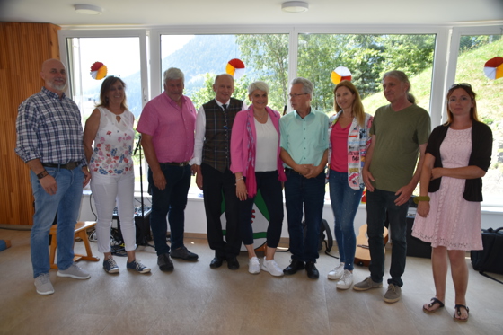 v.l.n.r.: Volksschul Dir. Hans Egger, Fr. Lehrerin Tomantschger, VzBgm Markus Ressi, BGM Hans Jörg Kerschbaumer, Volksschul Inspektorin Gaby Torta, Volksschul Dir. i. R. Gilbert Sattlegger, AL Tanja Cwioro, Hr. Lehrer Hofer und Elternvereins Obfrau Sabine