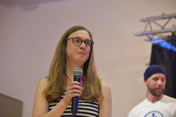 Chorleiterin Katrin Laber-Winkler gab den Startschu&szlig; zum Tanz - alles Walzer