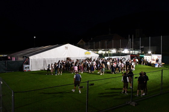 Festzelt hat den Sportplatzrasen nichts angetan